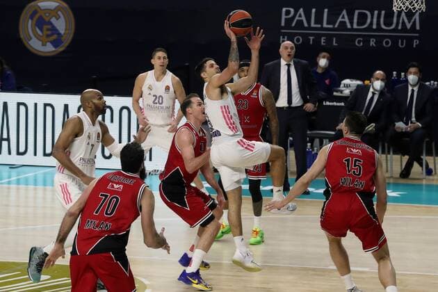 Real Madrid s Nicolas Laprovittola (C) in action against Milano s Michael Roll (C-L) during the Euroleague basketball match between Real Madrid and Armani Exchange Milano held at WiZink Center in Madrid, central Spain, 08 January 2021. Real Madrid vs Armani Exchange Milano !ACHTUNG: NUR REDAKTIONELLE NUTZUNG!  Copyright: xKikoxHuescax(es-ES)x GRAF7278 20210108-637457398618914143