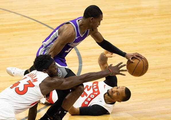 January 8, 2021, Sacramento, CA, USA: Sacramento Kings guard De Aaron Fox (5) steals the ball from Toronto Raptors guard Norman Powell (24) and Toronto Raptors forward Pascal Siakam (43) during a game at the Golden 1 Center on Friday, Jan 8, 2021 in Sacramento. Sacramento USA - ZUMAj89_ 20210108_zaf_j89_004 Copyright: xPaulxKitagakixJr.x