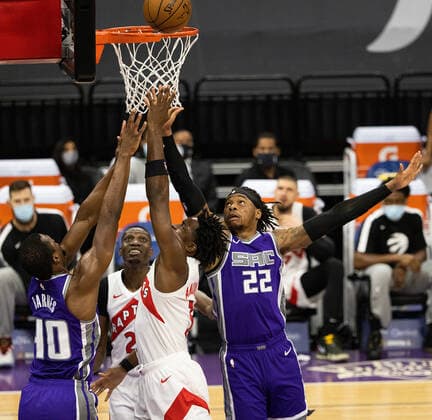 January 8, 2021, Sacramento, CA, USA: Toronto Raptors forward OG Anunoby (3) shoots over Sacramento Kings forward Richaun Holmes (22) and Sacramento Kings forward Harrison Barnes (40) during a game at the Golden 1 Center on Friday, Jan 8, 2021 in Sacramento. Sacramento USA - ZUMAj89_ 20210108_zaf_j89_007 Copyright: xPaulxKitagakixJr.x