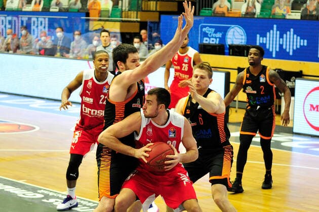 Basketball Bundesliga 12 Matchday RASTA Vechta Brose Bamberg on 08 01 2021 at the RASTA Dome in Vechta Chase Fieler Bamberg in a duel with Will Vorhees Vechta BK
