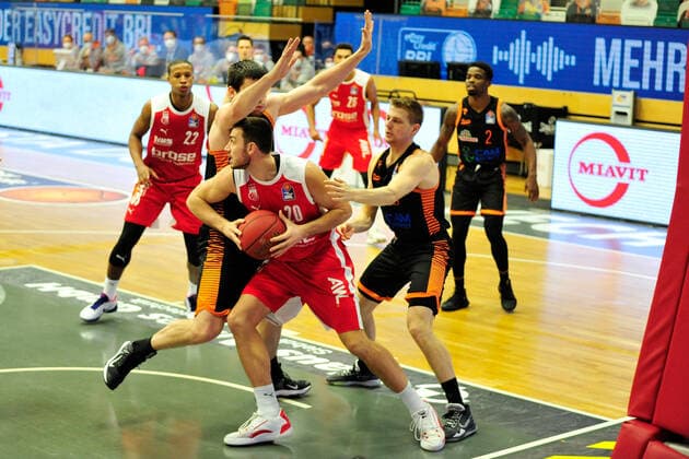 Basketball Bundesliga 12 Matchday RASTA Vechta Brose Bamberg on 08 01 2021 at the RASTA Dome in Vechta Chase Fieler Bamberg in a duel with Will Vorhees Vechta BK