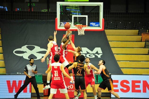 Basketball Bundesliga 12 Spieltag RASTA Vechta Brose Bamberg on 08 01 2021 at the RASTA Dome in Vechta Devon Hall Bamberg tries to get the rebound BK