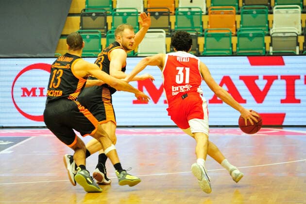 Basketball Bundesliga 12 Matchday RASTA Vechta Brose Bamberg on 08 01 2021 at the RASTA Dome in Vechta Michele Vitali Bamberg tries to assert himself against Robin Christen Vechta and Jean Salumu Vechta BK