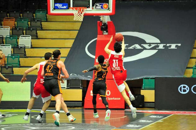 Basketball Bundesliga 12 Matchday RASTA Vechta Brose Bamberg on 08 01 2021 at the RASTA Dome in Vechta Michele Vitali Bamberg in a duel with Josh Young Vechta BK