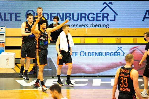 Basketball Bundesliga 12 matchday RASTA Vechta Brose Bamberg on 08 01 2021 at RASTA Dome in Vechta Jordan Barnett Vechta raises arms after first win of season BK