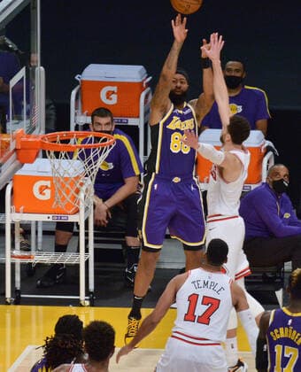 Los Angeles Lakers Markieff Morris scores a three pointer over Chicago Bulls Denzel Valentine during the fourth quarter at Staples Center in Los Angeles on Friday, January 8, 2021. The Lakers defeated the Bulls 117-115.  LAP2021010802 JIMxRUYMEN