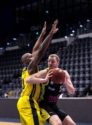 GER, Basketball, EWE Baskets Oldenburg vs medi bayreuth 09 01 2021, EWE Arena, Oldenburg, GER, easy Credit BBL, EWE Baskets Oldenburg vs medi bayreuth, in picture Osvaldas OLISEVICIUS medi bayreuth 31 Rickey PAULDING EWE Baskets Oldenburg 23 nordphotoxRojahn nph00310