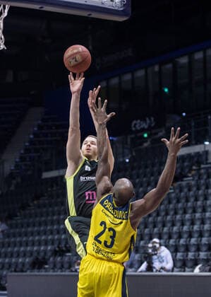 GER, Basketball, EWE Baskets Oldenburg vs medi bayreuth 09 01 2021, EWE Arena, Oldenburg, GER, easy Credit BBL, EWE Baskets Oldenburg vs medi bayreuth, in picture Osvaldas OLISEVICIUS medi bayreuth 31 Rickey PAULDING EWE Baskets Oldenburg 23 nordphotoxRojahn nph00310