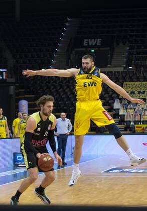GER, Basketball, EWE Baskets Oldenburg vs medi bayreuth 09 01 2021, EWE Arena, Oldenburg, GER, easy Credit BBL, EWE Baskets Oldenburg vs medi bayreuth, in picture Matthew TIBY medi bayreuth 15 Nathan BOOTHE EWE Baskets Oldenburg 45 nordphotoxRojahn nph00310