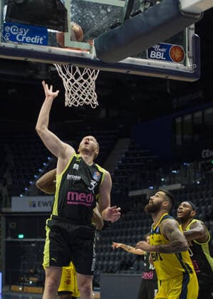 GER, Basketball, EWE Baskets Oldenburg vs medi bayreuth 09 01 2021, EWE Arena, Oldenburg, GER, easy Credit BBL, EWE Baskets Oldenburg vs medi bayreuth, in picture Osvaldas OLISEVICIUS medi bayreuth 31 Martin BREUNING EWE Baskets Oldenburg 12 nordphotoxRojahn nph00310