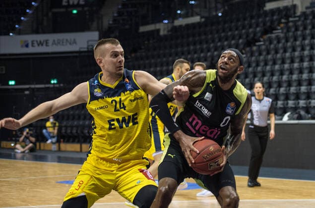 GER, Basketball, EWE Baskets Oldenburg vs medi bayreuth 09 01 2021, EWE Arena, Oldenburg, GER, easy Credit BBL, EWE Baskets Oldenburg vs medi bayreuth, in picture Derek PARDON medi bayreuth 0 Rasid MAHALBASIC EWE Baskets Oldenburg 24 nordphotoxRojahn nph00310