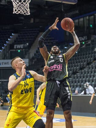 GER, Basketball, EWE Baskets Oldenburg vs medi bayreuth 09 01 2021, EWE Arena, Oldenburg, GER, easy Credit BBL, EWE Baskets Oldenburg vs medi bayreuth, in picture Derek PARDON medi bayreuth 0 Rasid MAHALBASIC EWE Baskets Oldenburg 24 nordphotoxRojahn nph00310