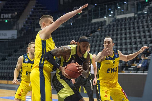 GER, Basketball, EWE Baskets Oldenburg vs medi bayreuth 09 01 2021, EWE Arena, Oldenburg, GER, easy Credit BBL, EWE Baskets Oldenburg vs medi bayreuth, in picture Derek PARDON medi bayreuth 0 Rasid MAHALBASIC EWE Baskets Oldenburg 24 Karsten TADDA EWE Baskets Oldenburg 9 nordphotoxRojahn nph00310