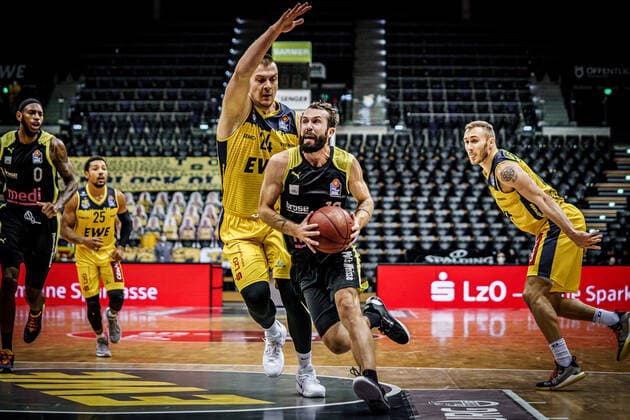 Basketball Oldenburg 09 01 2021 Season 2020 2021 easyCredit BBL 12 Matchday EWE Baskets medi bayreuth Basketball Oldenburg 09 01 2021 Season 2020 2021 easyCredit BBL 12 Matchday EWE Baskets medi bayreuth 24, Rasid Mahalbasic, EWE Baskets Oldenburg Bastian Doreth ,medi bayreuth, No 10 editorial use only commercial use only by arrangement with the photographer Oldenburg Germany