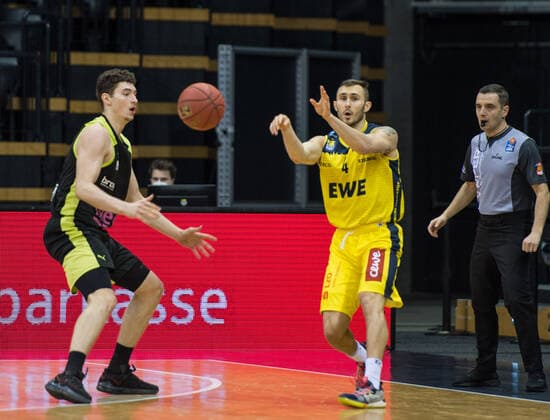 GER, Basketball, EWE Baskets Oldenburg vs medi bayreuth 09 01 2021, EWE Arena, Oldenburg, GER, easy Credit BBL, EWE Baskets Oldenburg vs medi bayreuth, in picture Keith HORNSBY EWE Baskets Oldenburg 4 Kay BRUHNKE medi bayreuth 9 nordphotoxRojahn nph00310