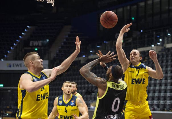 GER, Basketball, EWE Baskets Oldenburg vs medi bayreuth 09 01 2021, EWE Arena, Oldenburg, GER, easy Credit BBL, EWE Baskets Oldenburg vs medi bayreuth, in picture defense Rasid MAHALBASIC EWE Baskets Oldenburg 24 Derek PARDON medi bayreuth 0 eb06 Keith HORNSBY EWE Baskets Oldenburg 4 nordphotoxRojahn nph00310