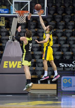 GER, Basketball, EWE Baskets Oldenburg vs medi bayreuth 09 01 2021, EWE Arena, Oldenburg, GER, easy Credit BBL, EWE Baskets Oldenburg vs medi bayreuth, in the picture to the basket Sebastian HERRERA EWE Baskets Oldenburg 7 vs Matthew TIBY medi bayreuth 15 nordphotoxRojahn nph00310