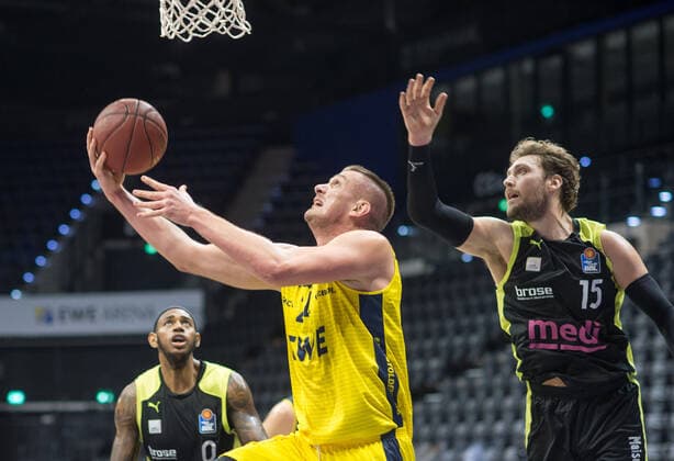 GER, Basketball, EWE Baskets Oldenburg vs medi bayreuth 09 01 2021, EWE Arena, Oldenburg, GER, easy Credit BBL, EWE Baskets Oldenburg vs medi bayreuth, in picture Rasid MAHALBASIC EWE Baskets Oldenburg 24 Matthew TIBY medi bayreuth 15 nordphotoxRojahn nph00310