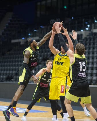 GER, Basketball, EWE Baskets Oldenburg vs medi bayreuth 09 01 2021, EWE Arena, Oldenburg, GER, easy Credit BBL, EWE Baskets Oldenburg vs medi bayreuth, in picture Rasid MAHALBASIC EWE Baskets Oldenburg 24 Derek PARDON medi bayreuth 0 Matthew TIBY medi bayreuth 15 nordphotoxRojahn nph00310