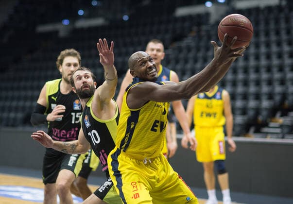 GER, Basketball, EWE Baskets Oldenburg vs medi bayreuth 09 01 2021, EWE Arena, Oldenburg, GER, easy Credit BBL, EWE Baskets Oldenburg vs medi bayreuth, in picture Rickey PAULDING EWE Baskets Oldenburg 23 Bastian DORETH medi bayreuth 10 nordphotoxRojahn nph00310