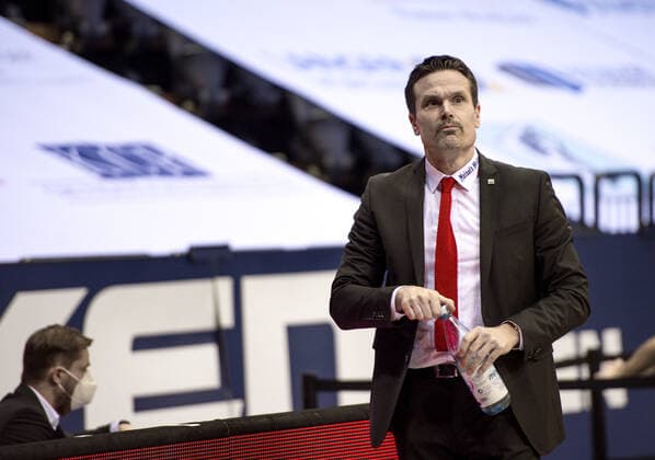 GER, Basketball, EWE Baskets Oldenburg vs medi bayreuth 09 01 2021, EWE Arena, Oldenburg, GER, easy Credit BBL, EWE Baskets Oldenburg vs medi bayreuth, in picture Raoul KORNER medi bayreuth headcoach coach with the bottle nordphotoxRojahn nph00310