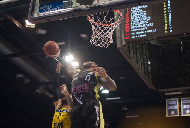 GER, Basketball, EWE Baskets Oldenburg vs medi bayreuth 09 01 2021, EWE Arena, Oldenburg, GER, easy Credit BBL, EWE Baskets Oldenburg vs medi bayreuth, in picture Derek PARDON medi bayreuth 0 Martin BREUNING EWE Baskets Oldenburg 12 nordphotoxRojahn nph00310