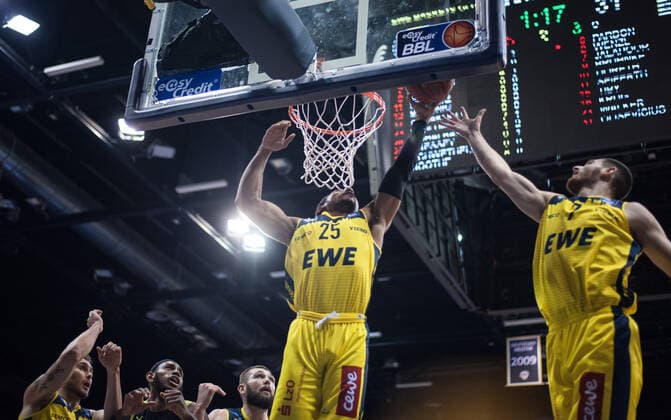 GER, Basketball, EWE Baskets Oldenburg vs medi bayreuth 09 01 2021, EWE Arena, Oldenburg, GER, easy Credit BBL, EWE Baskets Oldenburg vs medi bayreuth, in picture Phil PRESSEY EWE Baskets Oldenburg 25 Sebastian HERRERA EWE Baskets Oldenburg 7 Keith HORNSBY EWE Baskets Oldenburg 4 Derek PARDON medi bayreuth 0 Nathan BOOTHE EWE Baskets Oldenburg 45 nordphotoxRojahn nph00310