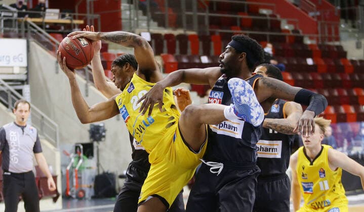 Ludwigsburg , Basketball easyCredit BBL Bundesliga , MHP RIESEN Ludwigsburg vs ratiopharm Ulm , from left Desi Rodriguez Riesen Aric Holman ulm