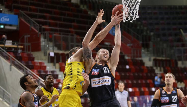 Ludwigsburg , Basketball easyCredit BBL Bundesliga , MHP RIESEN Ludwigsburg vs ratiopharm Ulm , from left Jonas Wohlfarth Bottermann Giants Dylan Osetkowski Ulm