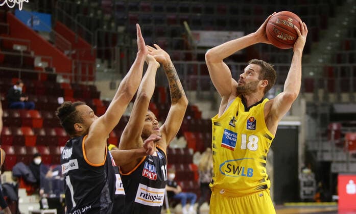 Ludwigsburg , Basketball easyCredit BBL Bundesliga , MHP RIESEN Ludwigsburg vs ratiopharm Ulm , from left Demitrius Congar ulm Isaiah Wilkins Ulm Jonas Wohlfarth Bottermann Riesen
