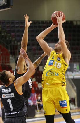 Ludwigsburg , Basketball easyCredit BBL Bundesliga , MHP RIESEN Ludwigsburg vs ratiopharm Ulm , from left Demitrius Congar ulm Isaiah Wilkins Ulm Jonas Wohlfarth Bottermann Riesen