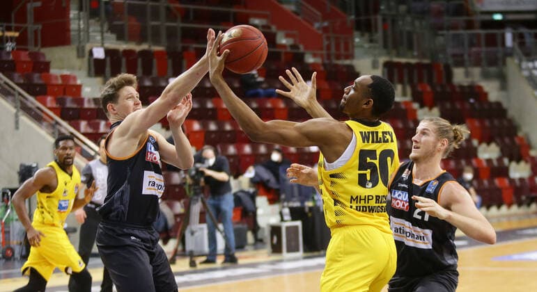 Ludwigsburg , Basketball easyCredit BBL Bundesliga , MHP RIESEN Ludwigsburg vs ratiopharm Ulm , from left Patrick Heckmann Ulm Austin Wiley Riesen
