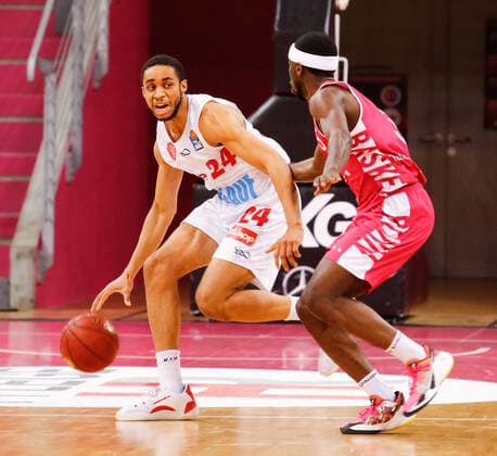 Cameron Hunt s Oliver Würzburg, 24 in duel with Josh Hagins Telekom Baskets Bonn, 05 Telekom Baskets Bonn vs s Oliver Wuerzburg, mens, basketball, 1 Bundesliga, 12 matchday, 2020 2021, 09 01 2021 Telekom Baskets Bonn vs s Oliver Wuerzburg, mens, basketball, 1 Bundesliga, 12 matchday, 2020 2021, 09 01 2021 Bonn Copyright: xJulianxMeusel Eibner-Pressefotox EP_JML