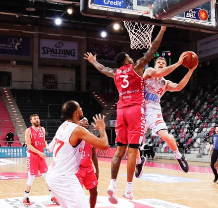 Florian Koch s Oliver Würzburg, 21 in the air vs James Thompson IV Telekom Baskets Bonn, 03 Telekom Baskets Bonn vs s Oliver Wuerzburg, mens, basketball, 1 Bundesliga, 12 match day, 2020 2021, 09 01 2021 Telekom Baskets Bonn vs s Oliver Wuerzburg, mens, basketball, 1 Bundesliga, 12 match day, 2020 2021, 09 01 2021 Bonn Copyright: xJulianxMeusel Eibner-Pressefotox EP_JML