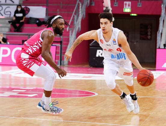 Joshua Obiesie s Oliver Würzburg, 06 in duel with Xavier Pollard Telekom Baskets Bonn, 02 Telekom Baskets Bonn vs s Oliver Wuerzburg, Men, Basketball, 1 Bundesliga, 12 Matchday, 2020 2021, 09 01 2021 Telekom Baskets Bonn vs s Oliver Wuerzburg, Men, Basketball, 1 Bundesliga, 12 Matchday, 2020 2021, 09 01 2021 Bonn Copyright: xJulianxMeusel Eibner-Pressefotox EP_JML