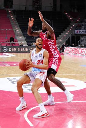 Cameron Hunt s Oliver Würzburg, 24 in duel with James Thompson IV Telekom Baskets Bonn, 03 Telekom Baskets Bonn vs s Oliver Wuerzburg, Men, Basketball, 1 Bundesliga, 12 Matchday, 2020 2021, 09 01 2021 Telekom Baskets Bonn vs s Oliver Wuerzburg, Men, Basketball, 1 Bundesliga, 12 Matchday, 2020 2021, 09 01 2021 Bonn Copyright: xJulianxMeusel Eibner-Pressefotox EP_JML