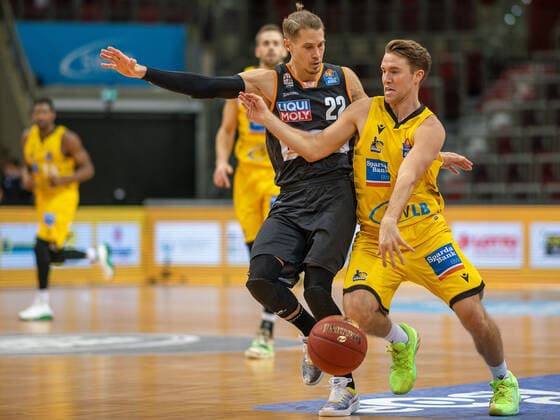 Jordan Hulls MHP Riesen Ludwigsburg, 01 , Thomas Klepeisz Ratiopharm Ulm 22 , MHP Riesen Ludwigsburg vs Ratiopharm Ulm, Basketball, Bundesliga, 12 Spieltag, Spielzeit 20 21, 09 01 2021, MHP Riesen Ludwigsburg vs Ratiopharm Ulm, Basketball, Bundesliga, 12 Spieltag, Spielzeit 20 21, 09 01 2021 Ludwigsburg Copyright: xEibner-Pressefoto SaschaxWaltherx EP_swa
