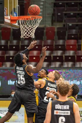 Aric Holman Ratiopharm Ulm 35 , Yorman Polas Bartolo MHP Riesen Ludwigsburg, 13 , Thomas Klepeisz Ratiopharm Ulm 22 , MHP Riesen Ludwigsburg vs Ratiopharm Ulm, Basketball, Bundesliga, 12 Spieltag, Spielzeit 20 21, 09 01 2021, MHP Riesen Ludwigsburg vs Ratiopharm Ulm, Basketball, Bundesliga, 12 Spieltag, Spielzeit 20 21, 09 01 2021 Ludwigsburg Copyright: xEibner-Pressefoto SaschaxWaltherx EP_swa