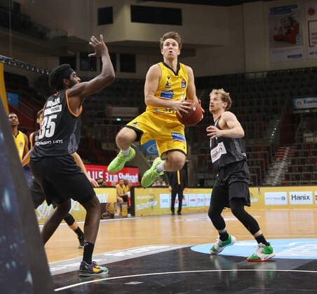 V li Aric Holman Ulm , Jordan Hulls Riesen , Per Günther Ulm MHP Riesen Ludwigsburg vs ratiopharm Ulm Basketball Bundesliga 2020 2021 Ludwigsburg , GER, 09 01 2021,