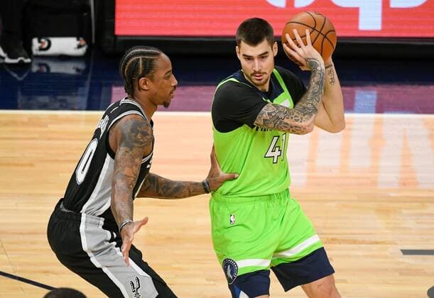 AME8638. MINNEAPOLIS (UNITED STATES), 09 01 2021.- Minnesota Timberwolves forward Juancho Hernangomez (R) tries to get past San Antonio Spurs forward DeMar DeRozan (L) during the first half of the NBA, Basketball Herren, USA basketball game between the San Antonio Spurs and the Minnesota Timberwolves at Target Center in Minneapolis, Minnesota, USA, 9 January, 2021. San Antonio Spurs at Minnesota Timberwolves !ACHTUNG: NUR REDAKTIONELLE NUTZUNG!  Copyright: xCRAIGxLASSIGx AME8638 20210110-637458455726775752