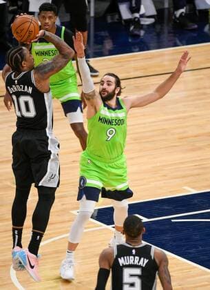 Minnesota Timberwolves guard Ricky Rubio (9) defends against San Antonio Spurs forward DeMar DeRozanÊ (L) during the first half of the NBA, Basketball Herren, USA basketball game between the San Antonio Spurs and the Minnesota Timberwolves at Target Center in Minneapolis, Minnesota, USA, 9 January, 2021. San Antonio Spurs at Minnesota Timberwolves !ACHTUNG: NUR REDAKTIONELLE NUTZUNG!  Copyright: xCRAIGxLASSIGx AME8650 20210110-637458462584588249
