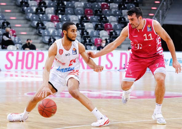 Cameron Hunt s Oliver Würzburg, 24 before step back vs Anthony DiLeo Telekom Baskets Bonn, 11 Telekom Baskets Bonn vs s Oliver Wuerzburg, mens, basketball, 1 Bundesliga, 12 match day, 2020 2021, 09 01 2021 Telekom Baskets Bonn vs s Oliver Wuerzburg, mens, basketball, 1 Bundesliga, 12 match day, 2020 2021, 09 01 2021 Bonn Copyright: xJulianxMeusel Eibner-Pressefotox EP_JML