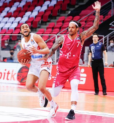 Cameron Hunt s Oliver Würzburg, 24 is fouled by Chris Babb Telekom Baskets Bonn, 07 Telekom Baskets Bonn vs s Oliver Wuerzburg, mens, basketball, 1 Bundesliga, 12 Spieltag, 2020 2021, 09 01 2021 Telekom Baskets Bonn vs s Oliver Wuerzburg, mens, basketball, 1 Bundesliga, 12 Spieltag, 2020 2021, 09 01 2021 Bonn Copyright: xJulianxMeusel Eibner-Pressefotox EP_JML