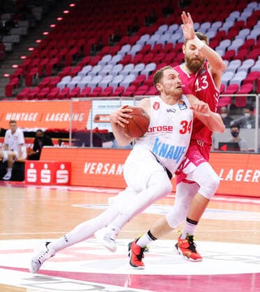 Felix Hoffmann s Oliver Würzburg, 34 in duel with Deividas Gailius Telekom Baskets Bonn, 13 Telekom Baskets Bonn vs s Oliver Wuerzburg, Men, Basketball, 1 Bundesliga, 12 Matchday, 2020 2021, 09 01 2021 Telekom Baskets Bonn vs s Oliver Wuerzburg, Men, Basketball, 1 Bundesliga, 12 Matchday, 2020 2021, 09 01 2021 Bonn Copyright: xJulianxMeusel Eibner-Pressefotox EP_JML