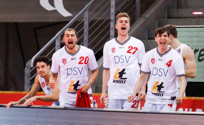 vl Julian Albus s Oliver Würzburg, 20 , Jonas Weitzel s Oliver Würzburg, 27 , Julius Böhmer s Oliver Würzburg, 04 cheer Telekom Baskets Bonn vs s Oliver Wuerzburg, Men, Basketball, 1 Bundesliga, 12 Matchday, 2020 2021, 09 01 2021 Telekom Baskets Bonn vs s Oliver Wuerzburg, Men, Basketball, 1 Bundesliga, 12 Matchday, 2020 2021, 09 01 2021 Bonn Copyright: xJulianxMeusel Eibner-Pressefotox EP_JML