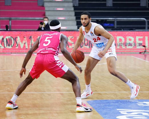 Cameron Hunt s Oliver Würzburg, 24 in duel with Josh Hagins Telekom Baskets Bonn, 05 Telekom Baskets Bonn vs s Oliver Wuerzburg, mens, basketball, 1 Bundesliga, 12 matchday, 2020 2021, 09 01 2021 Telekom Baskets Bonn vs s Oliver Wuerzburg, mens, basketball, 1 Bundesliga, 12 matchday, 2020 2021, 09 01 2021 Bonn Copyright: xJulianxMeusel Eibner-Pressefotox EP_JML
