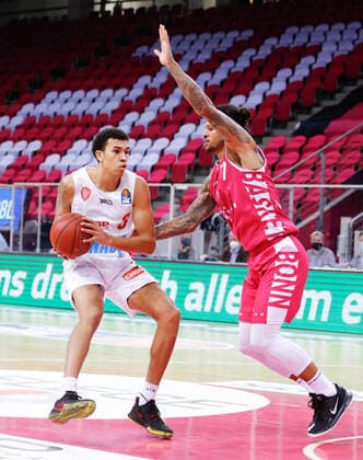 Tyson Ward s Oliver Würzburg, 03 one-on-one with Chris Babb Telekom Baskets Bonn, 07 Telekom Baskets Bonn vs s Oliver Wuerzburg, mens, basketball, 1 Bundesliga, 12 match day, 2020 2021, 09 01 2021 Telekom Baskets Bonn vs s Oliver Wuerzburg, mens, basketball, 1 Bundesliga, 12 match day, 2020 2021, 09 01 2021 Bonn Copyright: xJulianxMeusel Eibner-Pressefotox EP_JML