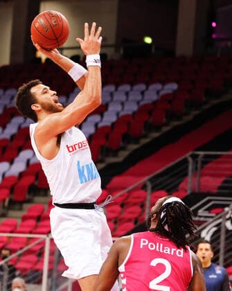 Tyson Ward s Oliver Würzburg, 03 is fouled by Xavier Pollard Telekom Baskets Bonn, 02 Telekom Baskets Bonn vs s Oliver Wuerzburg, Mens, Basketball, 1 Bundesliga, 12 Spieltag, 2020 2021, 09 01 2021 Telekom Baskets Bonn vs s Oliver Wuerzburg, Mens, Basketball, 1 Bundesliga, 12 Spieltag, 2020 2021, 09 01 2021 Bonn Copyright: xJulianxMeusel Eibner-Pressefotox EP_JML