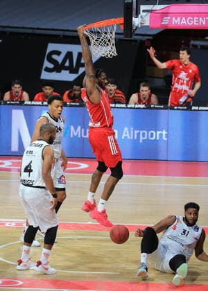 10 01 2021, BBL, FCB Basketball vs Chemnitz Niners, Audi Dome Munich, Sports, in picture Virgil Matthews Chemnitz , Jalen Reynolds FCB Basketball , and Joe Lawson Chemnitz on the floor.