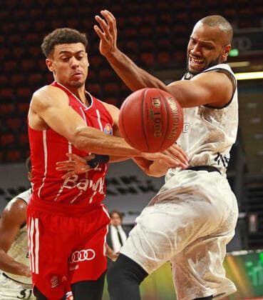 2 Wade Baldwin FCBB red vs 4 Virgil Matthews Chemnitz Basketball, 1 Bundesliga, BBL, FC Bayern Munich vs Niners Chemnitz, Audi Dome, 10 01 2021 PHOTO Mladen Lackovic LakoPress